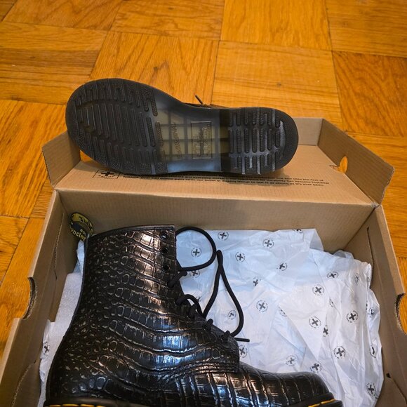 Dr. Martens - Women's Croc Emboss Leather Lace Up Boots - New With Box - Picture 4 of 5